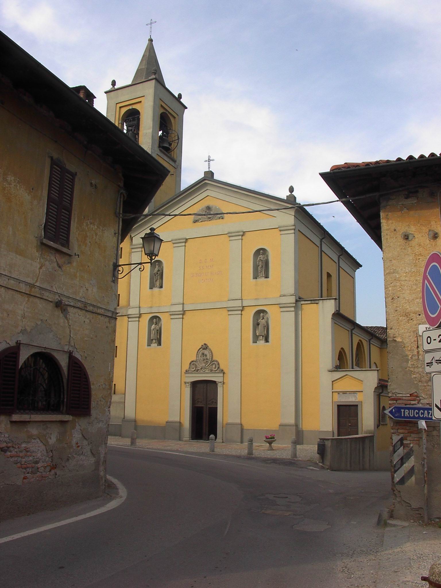 La chiesa di Corneliano è dedicata ai santi Biagio e Giorgio.