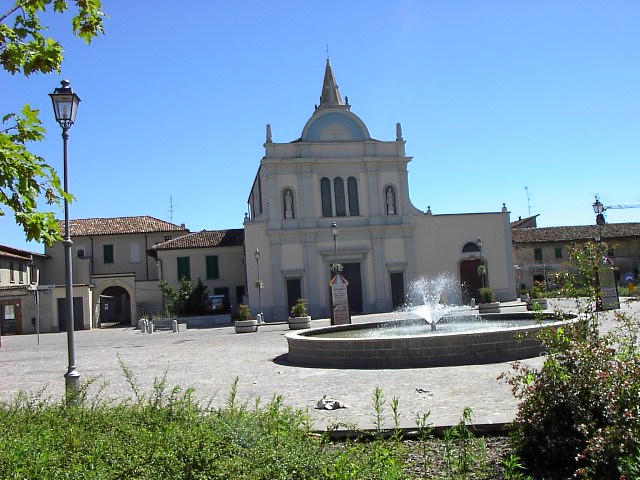 La piazza antistante la chiesa di S.Michele Arcangelo è stata ristrutturata nel 2000 arredata con una bella fontana.